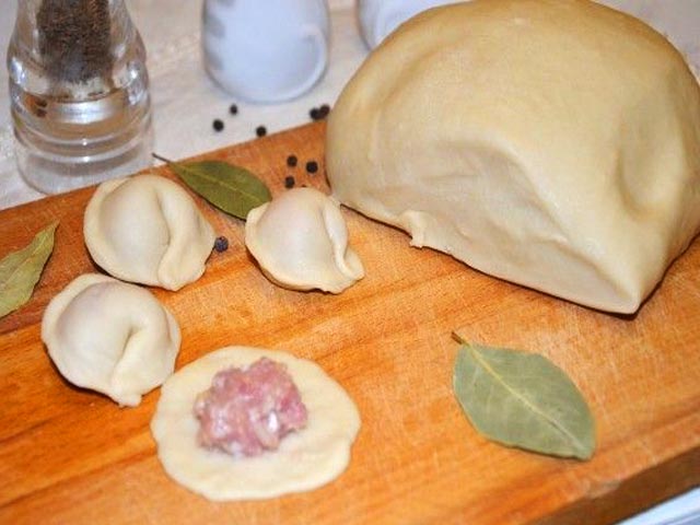 Тісто для домашніх пельменів – 10 кращих рецептів з фото і відео