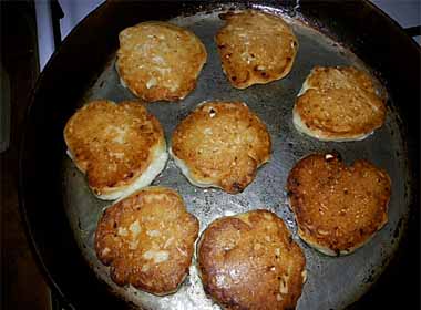 Оладки на сніданок. Як приготувати овочеві оладки і оладки на кефірі і дріжджах.