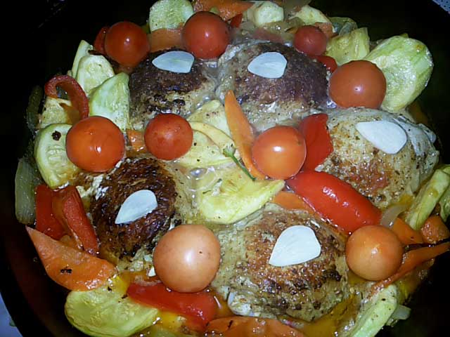 Курка тушкована з овочами – смачний рецепт з фото