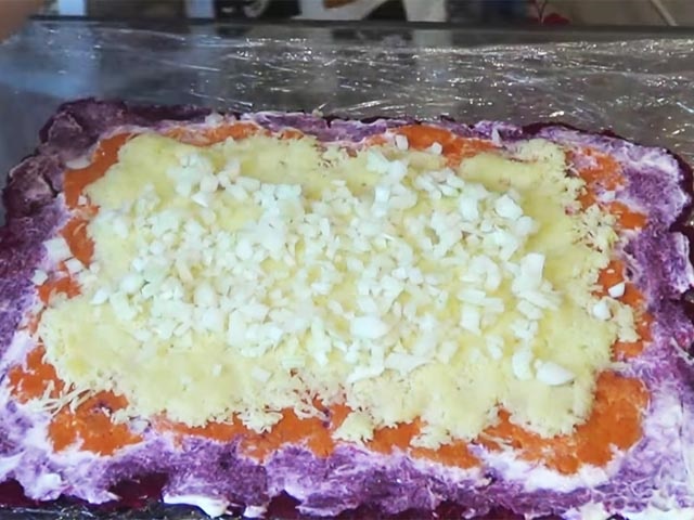 Салат Оселедець під шубою — 11 класичних рецептів з описом послідовності шарів