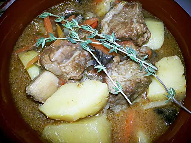 Печеня з м’ясом і картоплею в духовці рецепт з фото