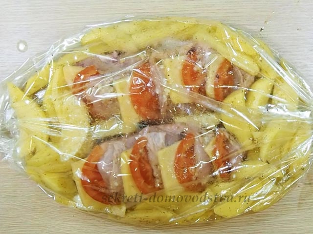 Курка з картоплею, запечена в рукаві в духовці — найсмачніший рецепт