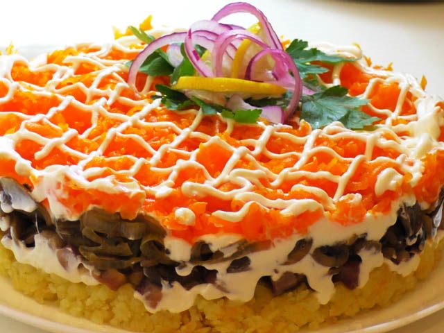 Салат Оселедець під шубою — 11 класичних рецептів з описом послідовності шарів