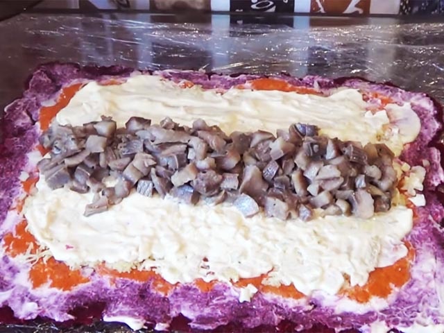 Салат Оселедець під шубою — 11 класичних рецептів з описом послідовності шарів