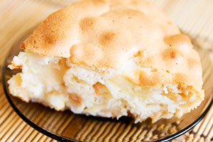 Шарлотка на кефірі з яблуками: класичний рецепт і його варіації