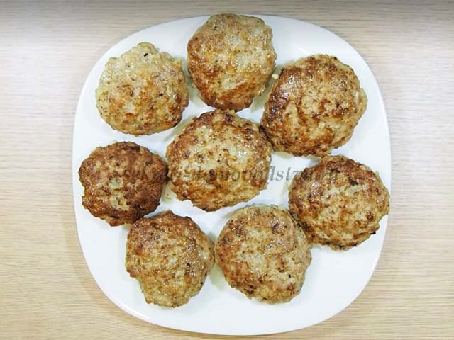 Курячі котлети з манкою з соковитого курячого фаршу — домашній рецепт
