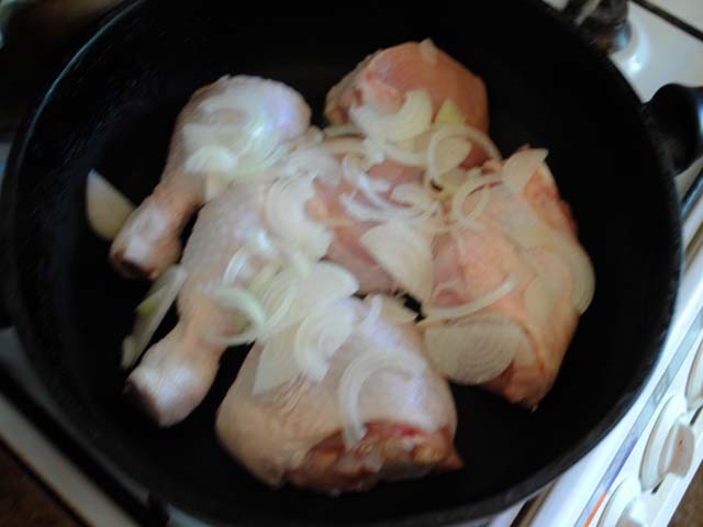 Курка тушкована на сковороді — 9 простих і смачних рецептів