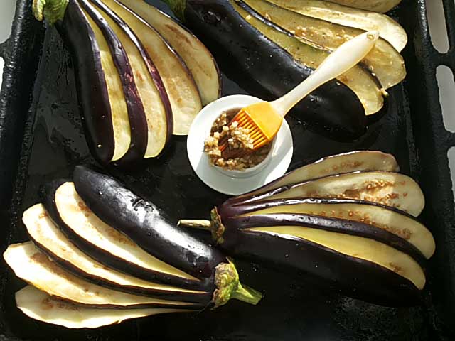 Баклажани запечені в духовці з сиром і помідорами. Віяло з баклажанів