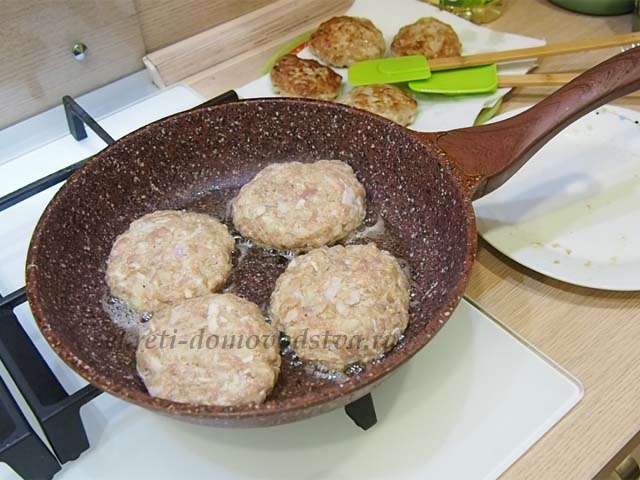 Курячі котлети з манкою з соковитого курячого фаршу — домашній рецепт