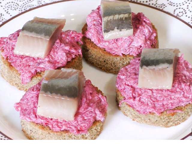 Бутерброди з оселедцем — прості і смачні рецепти для святкового столу