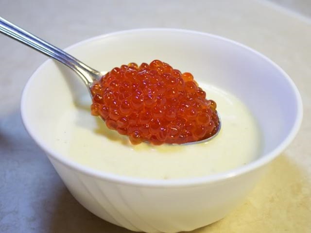 Як смачно посолити ікру горбуші в домашніх умовах — 6 швидких рецептів