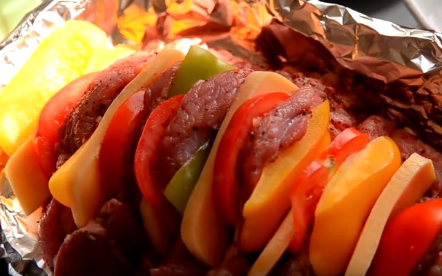 М’ясо з овочами, запечене в духовці — 8 рецептів