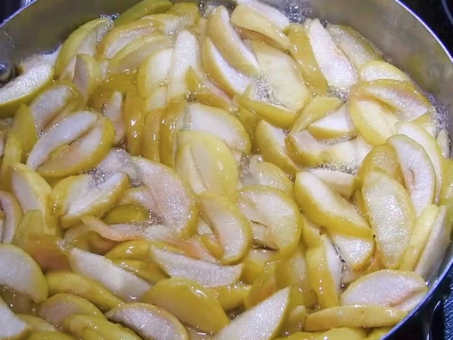 Прозоре варення з яблук часточками — 8 швидких рецептів на зиму