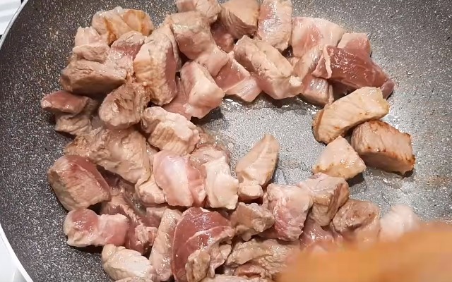 Гуляш зі свинини з підливою — 7 простих і смачних рецептів