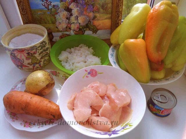 Перець, фарширований курячим фаршем і рисом