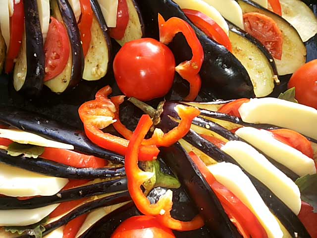 Баклажани запечені в духовці з сиром і помідорами. Віяло з баклажанів