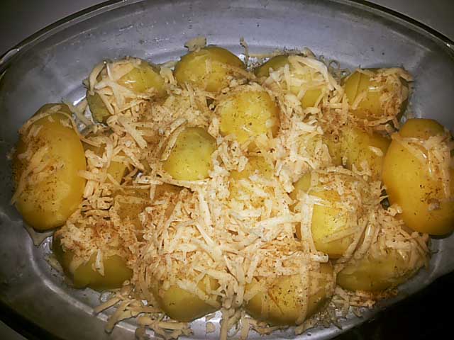 Курячі гомілки з овочами на сковороді з запеченою картоплею