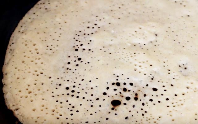 Млинці на сироватці — 8 рецептів дуже смачних млинців з дірочками