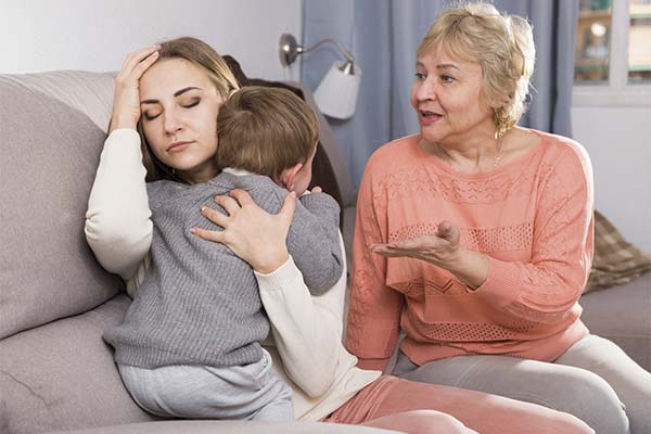 До чого сниться лаятися чи сваритися з бабусею — 146 тлумачень із різних сонників