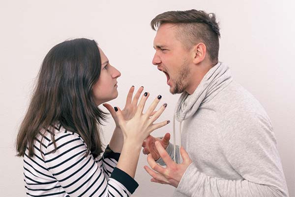До чого сниться лаятися чи сваритися з коханкою — 99 тлумачень із різних сонників