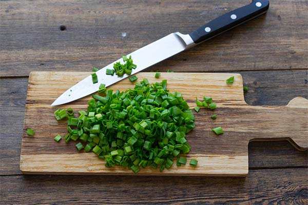 Сонник різати зелену цибулю: До чого сниться і що означає сон?