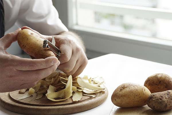 До чого сниться чистити картоплю жінці чи чоловікові - 85 тлумачень із різних сонників