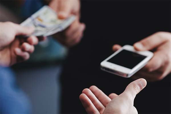 До чого сниться продавати телефон — тлумачення з різних сонників