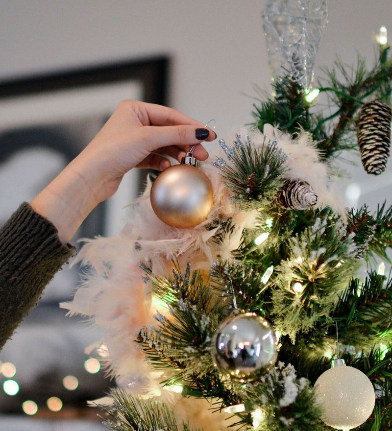 Новогодние настольные елки – варианты украшений