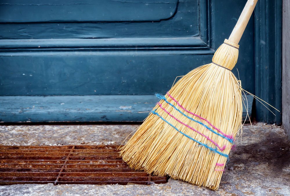 До чого сниться підмітати віником на роботі