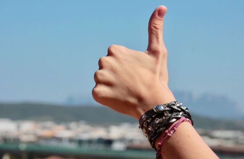 До чого свербить великий палець на лівій руці?