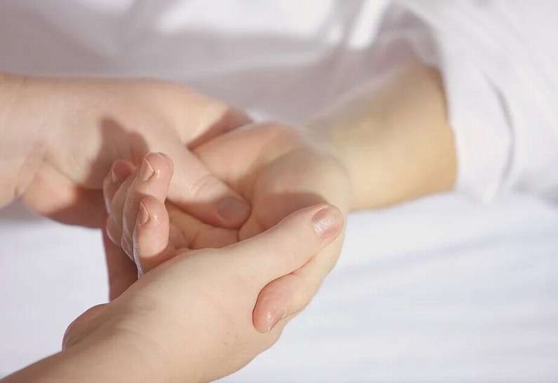 До чого свербить великий палець на лівій руці?