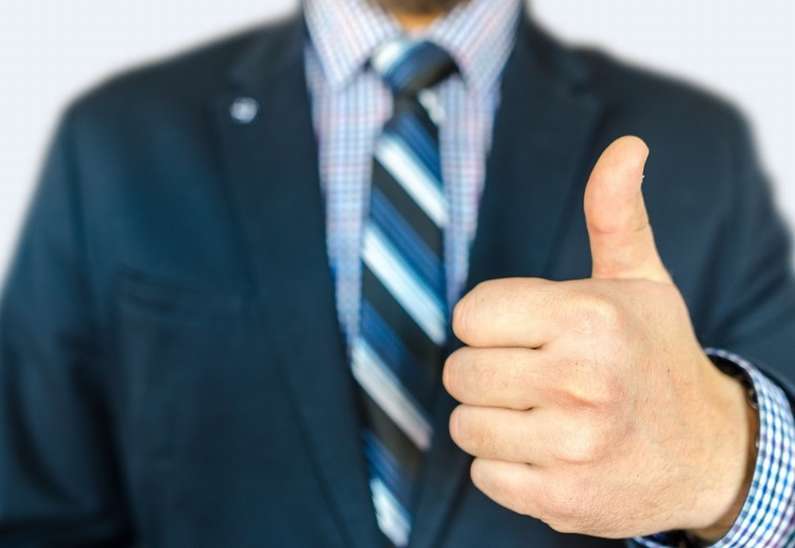 До чого свербить великий палець на лівій руці?