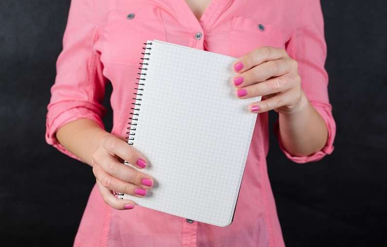 До чого свербить великий палець на лівій руці?