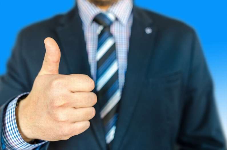 До чого свербить великий палець на правій руці?