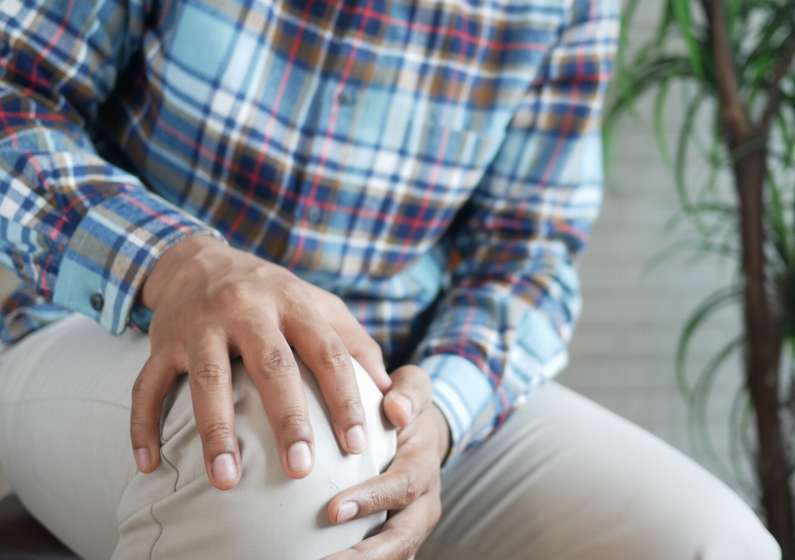 До чого свербить права коліна?