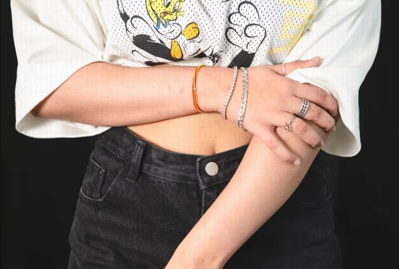 Вдаритися лівим ліктем: прикмета для дівчини, жінки та чоловіки