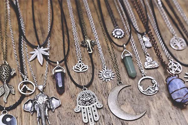 До чого сниться амулет — 40 тлумачень із різних сонників