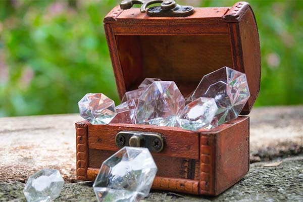 До чого сняться алмази чоловікові чи жінці - 60 тлумачень із різних сонників.