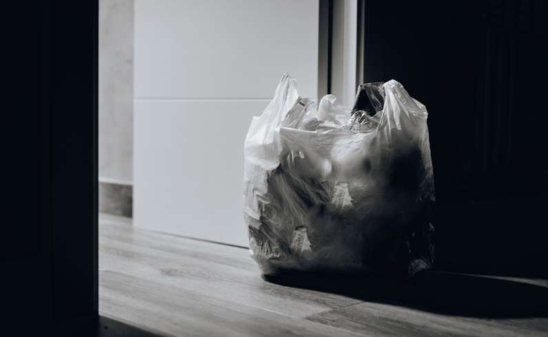 Чому не можна виносити сміття увечері?