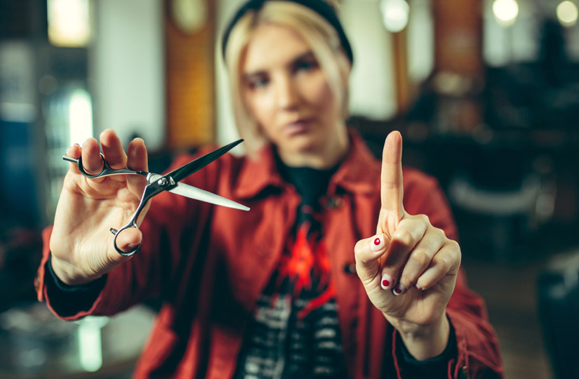 Астролог склала місячний календар стрижок на літо і розповіла, як саме Місяць впливає на стан волосся.