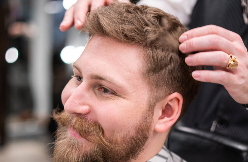 Астролог склала місячний календар стрижок на літо і розповіла, як саме Місяць впливає на стан волосся.