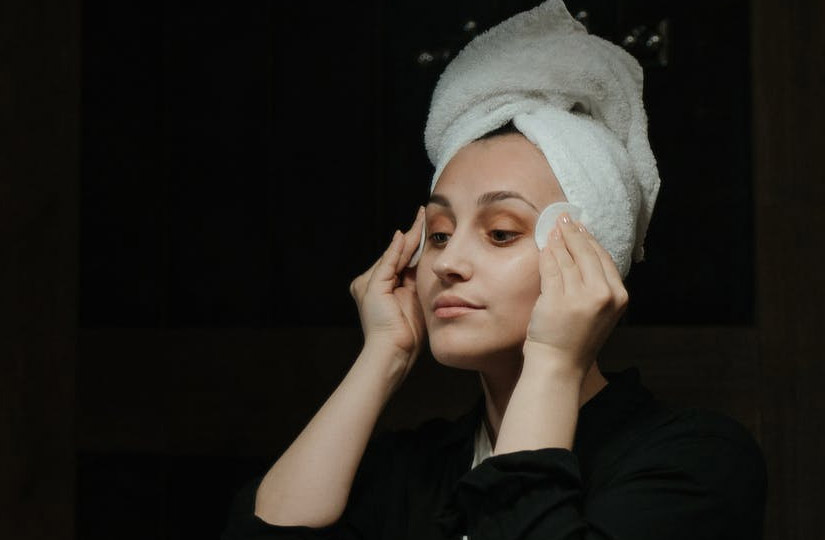 Експерт-косметолог розповіла, чи можна користуватися тональним кремом щодня і як вибрати правильний засіб при проблемній шкірі.