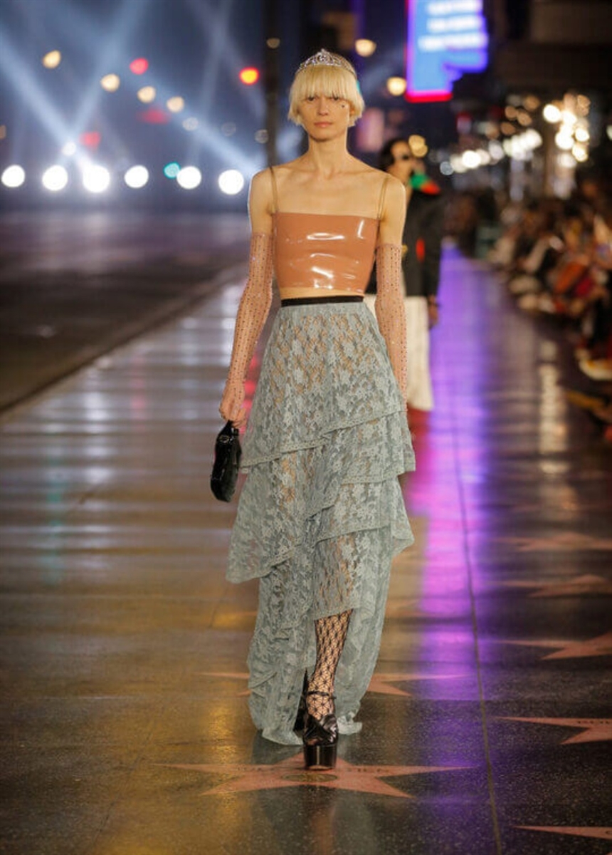 Як і з чим носити довгу спідницю влітку: фото