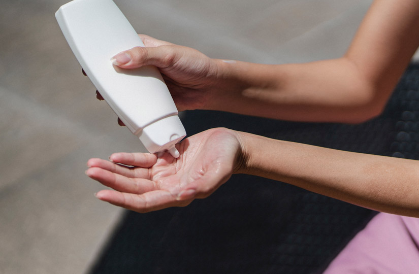 Косметолог розповіла, як вибрати SPF-захист під тип шкіри, чи можна поєднувати її з іншими засобами і якщо так, то з якими