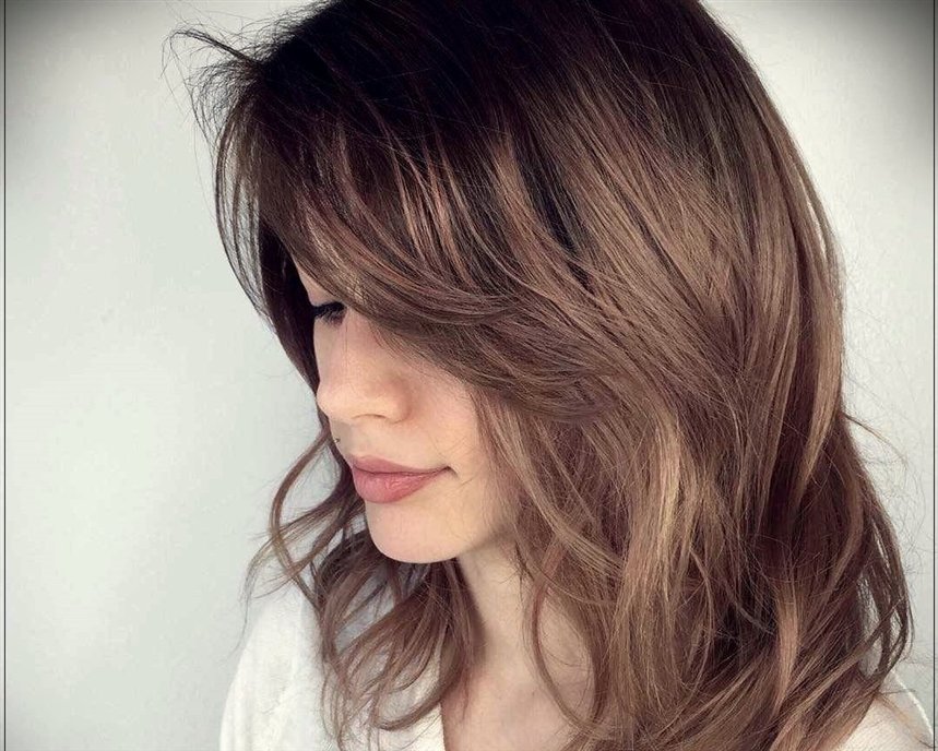 Модні стрижки з косою чубком: фото