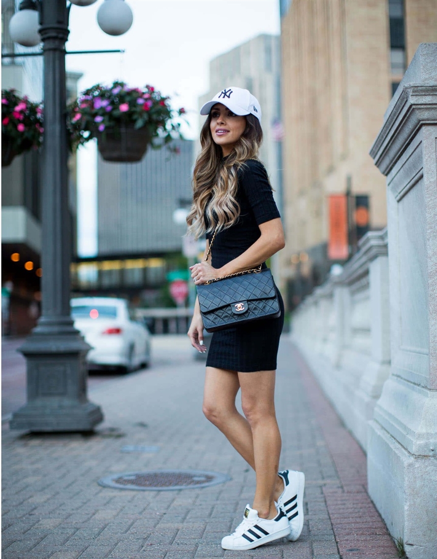 Модні жіночі бейсболки 2022: фото образів