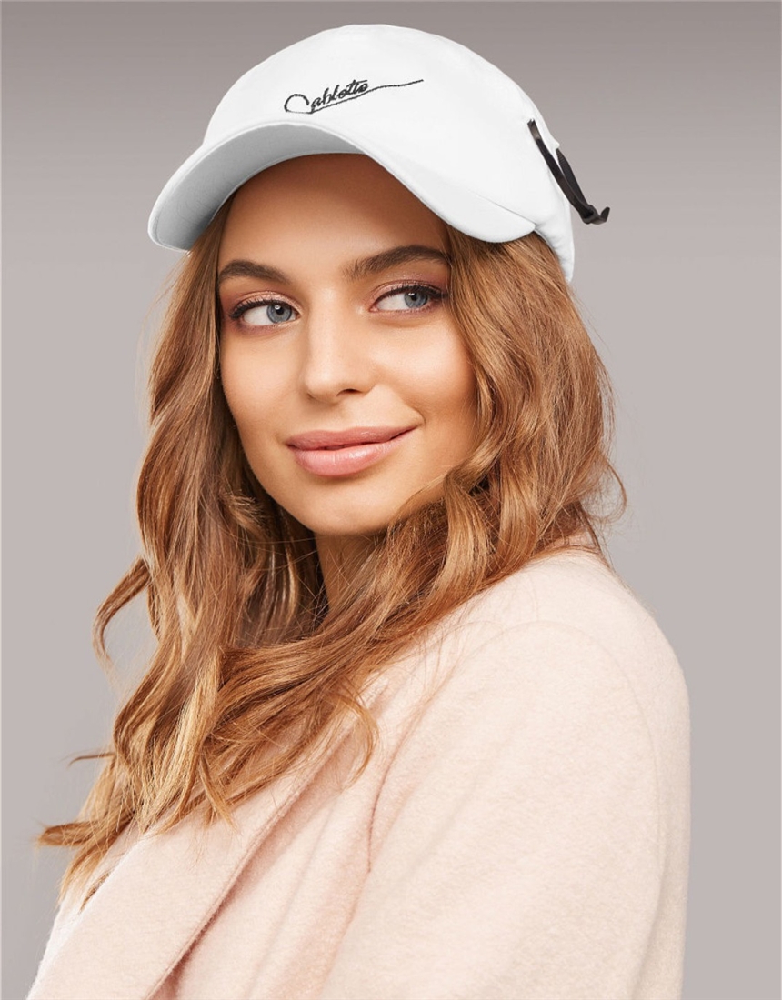 Модні жіночі бейсболки 2022: фото образів