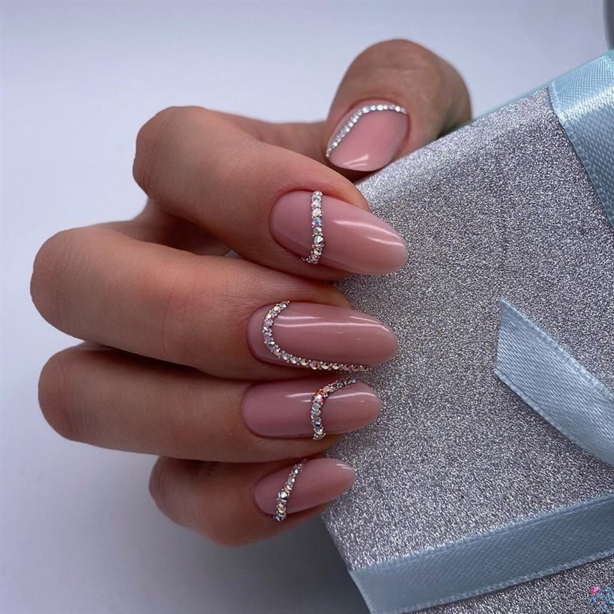 Модний манікюр на квітень 2022 року: ідеї, фото