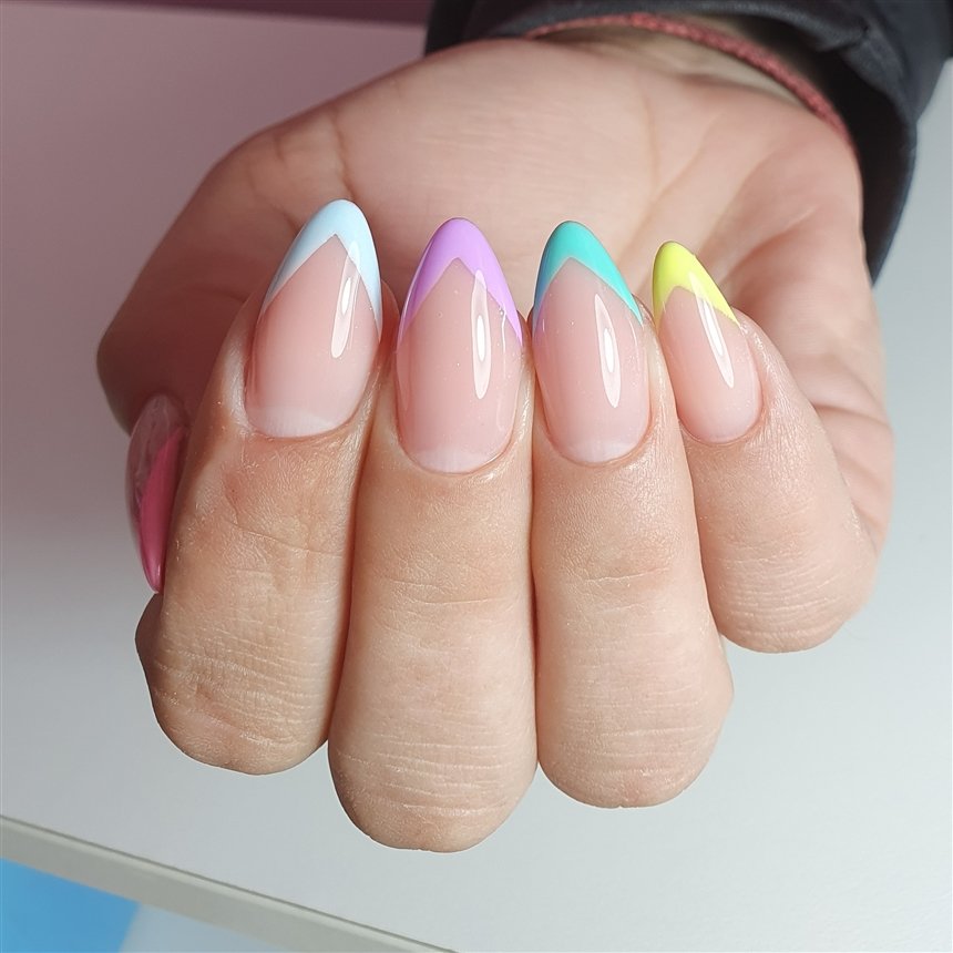 Модний манікюр на квітень 2022 року: ідеї, фото