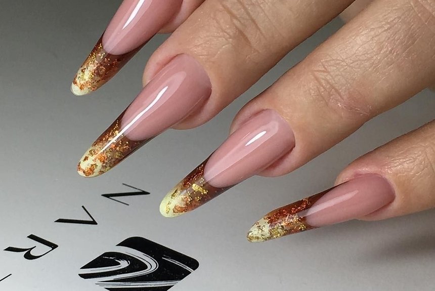 Модний манікюр зі слюдою: фото